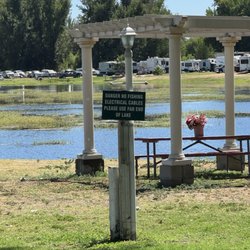 Riverland Rv Resort - Can't fish is the fishing pond :/