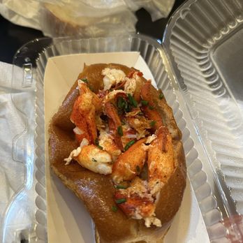 Pike Place Chowder - Connecticut-Style Lobster Roll (1/4 lb) - Seafood Near Me - Seattle, Washington Pike Place Chowder - Connecticut-Style Lobster Roll (1/4 lb) - Seafood Near Me - Seattle, Washington