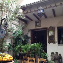 Cordoba Siglo XII - Parte del patio principal, dispone ademas de un par de salas muy bien ambientadas y con una música árabe de fondo estupenda
