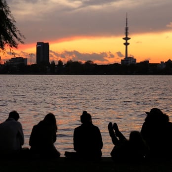 Alsterperle - Zeit für Carlsberg zum Sonnenuntergang, .. - Cafes Near Me - Hamburg, HH Alsterperle - Zeit für Carlsberg zum Sonnenuntergang, .. - Cafes Near Me - Hamburg, HH