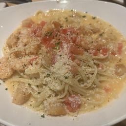 Linguine with scallops and shrimp