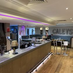Macdonald Windsor Hotel - Caleys Reastaurant an Lobby Bar.