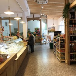 Hofladen Südstadt - Umfangreiche Käsetheke.
