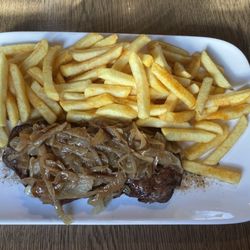 Bernd´s Treff - Rumpsteak mit Zwiebeln und Pommes