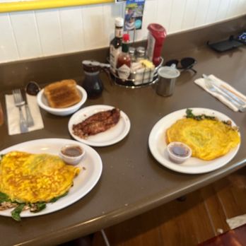 Eggs 'n Things - Waikiki Beach Eggspress - Great breakfast for two .. had Turkey Bacon , Spinach mushrooms , & Cheese Omelet , corn beef hash & pineapple iced tea - Breakfast & Brunch Near Me - Honolulu, Hawaii Eggs 'n Things - Waikiki Beach Eggspress - Great breakfast for two .. had Turkey Bacon , Spinach mushrooms , & Cheese Omelet , corn beef hash & pineapple iced tea - Breakfast & Brunch Near Me - Honolulu, Hawaii