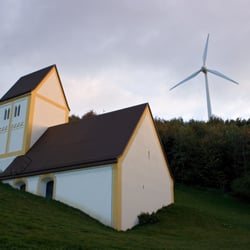 Fröttmaninger Berg - Die halb im (rekultivierten) Müllberg steckende Kirche ist eine Hommage an die echte Fröttmaninger Kirche, die als einziges