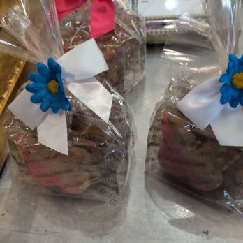 Big Island Candies - Butterfly shaped macadamia and white dipped butterfly shaped macadamia nut shorbread - Candy Stores Near Me - Hilo, Hawaii Big Island Candies - Butterfly shaped macadamia and white dipped butterfly shaped macadamia nut shorbread - Candy Stores Near Me - Hilo, Hawaii