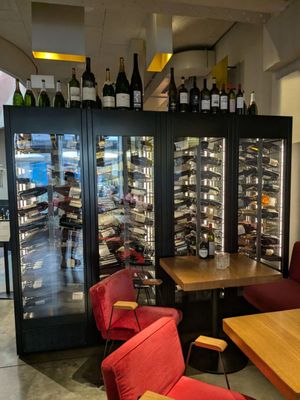 WEIN & CO Wien Stephansplatz – Weinbar & Flagshipstore by null