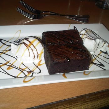 Boston Pizza - Chocolate Brownie Addicition - Warm chocolate brownie w/ vanilla bean ice cream drizzled with caramel & chocolate sauce - Pizza Near Me - Scarborough, Ontario