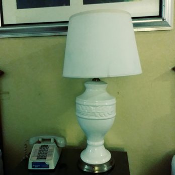 Countryside Inn - Check out the 80s phone and the dirty lamp shade! - Hotels Near Me - Sealy, Texas