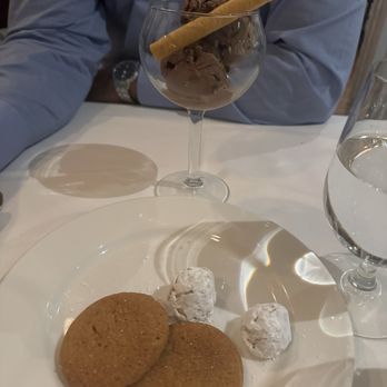 Enzo's on the Lake - Ice cream desert & complementary cookies - Italian Near Me - longwood, Florida