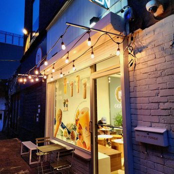 M Cha Bar - Storefront at night - Ice Cream & Frozen Yogurt Near Me - Toronto, Ontario