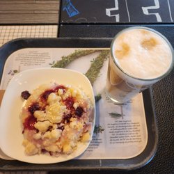 Junge Die Bäckerei - Pastry and caffe latte