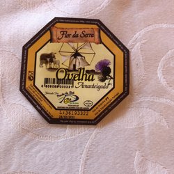 O Casarão - Sheep cheese -- very good for appetizers. Note the thistle sign on the right which is warning for a stinky smell.