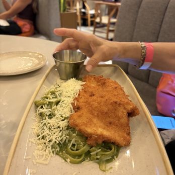 Manta Wynwood - FETTUCCINE AL PESTO CON APANADO DE POLLO - Peruvian Near Me - Miami, Florida Manta Wynwood - FETTUCCINE AL PESTO CON APANADO DE POLLO - Peruvian Near Me - Miami, Florida
