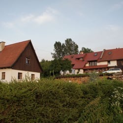 Gästehaus Lerchenfeld - Gesamtansicht, im Vordergrund das "Derhääme-Häusla", hinten das Gästehaus selbst.