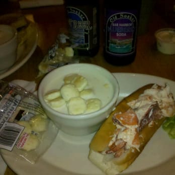 Thirsty Whale - Lobster roll, clam chowder, blueberry soda - American Near Me - Bar Harbor, Maine