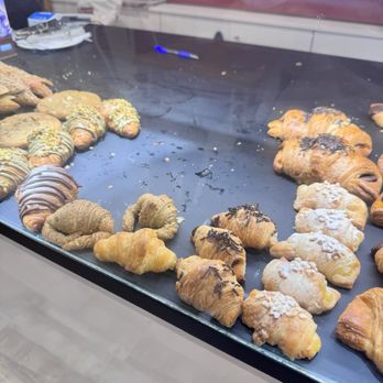 Chocolat-Box - Mini croissants! - Chocolatiers & Shops Near Me - Barcelona, B Chocolat-Box - Mini croissants! - Chocolatiers & Shops Near Me - Barcelona, B