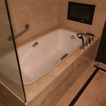 Discovery Primea - Nice size tub - Hotels Near Me - Makati, NCR