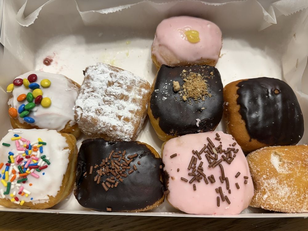 Dollar Donut Shops Logo