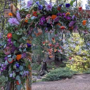 Sweet Lilacs - close up of trellis - Wedding Planning Near Me Sweet Lilacs - close up of trellis - Wedding Planning Near Me