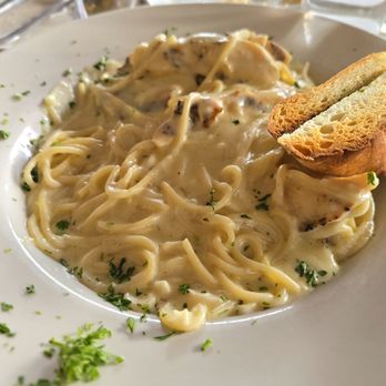 Vino Cappuccino - Chicken Alfredo - Italian Near Me - Brookfield, Wisconsin Vino Cappuccino - Chicken Alfredo - Italian Near Me - Brookfield, Wisconsin