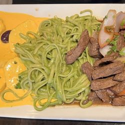 Sabor A Peru - TALLARIN VERDE CON LOMO Y PAPA A LA HUANCAINA / GREEN SPAGHETTI WITH STIR-FRY AND YELLOW SAUCE OVER POTATOES