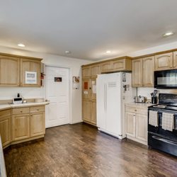 Burien Best Care - Large kitchen for caregivers to cook amazing meals.