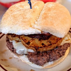 Hawaiian Burger | Instagram: @telephonesmoothie