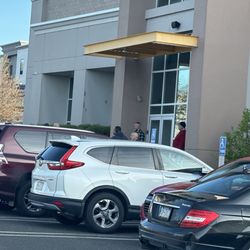 12 minutes after the gym is supposed to open and the door is still locked. Again.... I think it's time for new management.