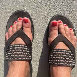 My pretty toes. Anne did a great job;) My pretty toes. Anne did a great job;)