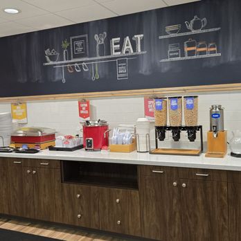 Hampton Inn & Suites Bakersfield Central - Breakfast area. - Hotels Near Me - Bakersfield, California