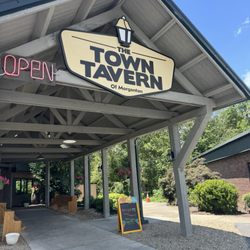 Town Tavern - Let's eat!
