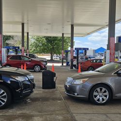 Sams Club Gas - 18 pumps and low prices