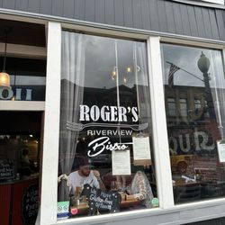 Roger's Riverview Bistro - Front view