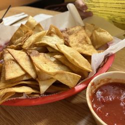 Vel's Amigo's - Flour chips and salsa
