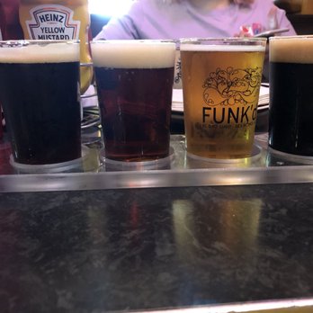 El Bait Shop - Flight of Iowa gold medal winners - Bars Near Me - Des Moines, Iowa El Bait Shop - Flight of Iowa gold medal winners - Bars Near Me - Des Moines, Iowa
