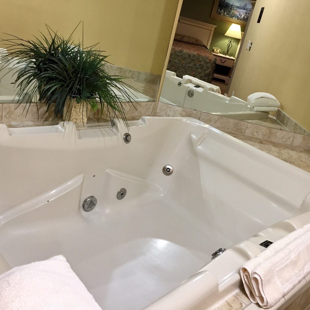 Eagle Trace - 11.18.18 jet tub in master bedroom - Resorts Near Me - McGaheysville, Virginia