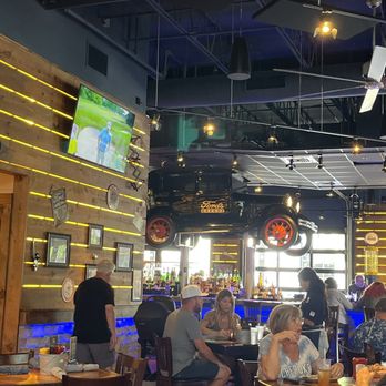 Ford's Garage Plantation - Cool decor - Bars Near Me - Plantation, Florida