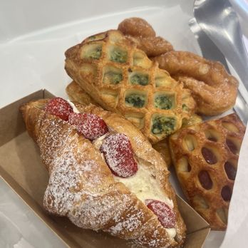 Tous Les Jours - Strawberry and cream croissant, spinach and cheese bake, apple tart, twisted donut - Bakeries Near Me - Towson, Maryland
