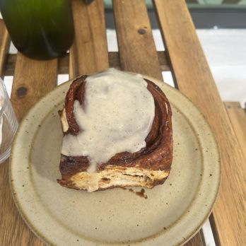 Façade Bakery - Cinnamon roll - Bakeries Near Me - Coral Gables, Florida