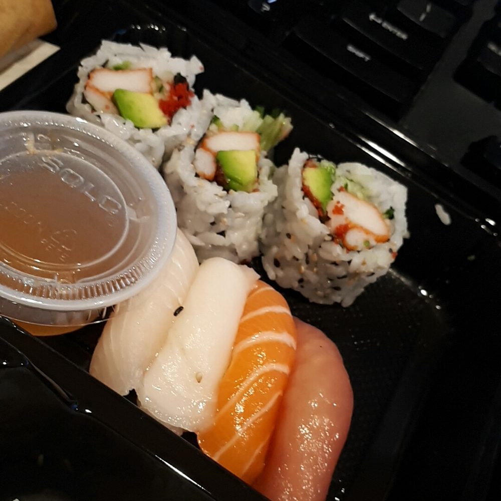 Moon Sushi - Fairly small sushi and rolls becoming undone - Japanese Near Me - Mississauga, Ontario