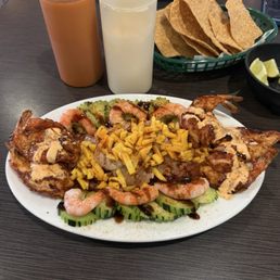 El sin nombre was 10/10. Shout out to the wonderful mesera! 10/10 service.