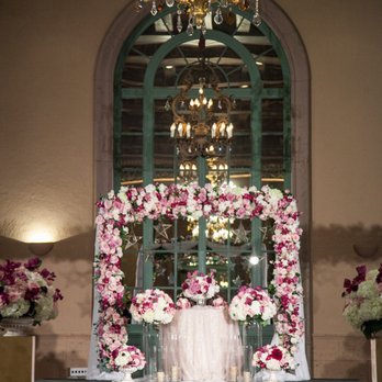 Eighth Street Florist - Arch + sand ceremony table. Photo by Min Studios - Florists Near Me - Los Angeles, California Eighth Street Florist - Arch + sand ceremony table. Photo by Min Studios - Florists Near Me - Los Angeles, California