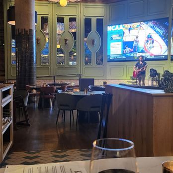 Hand Cut Nashville - Dining area & stage - Steakhouses Near Me - Nashville, Tennessee