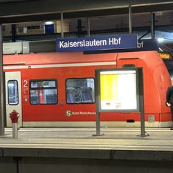 Kaiserslautern Hbf - Train on platform
