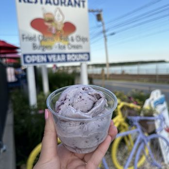 Skipper's Seafood Restaurant - Maine blueberry ice cream - Seafood Near Me - Niantic, Connecticut
