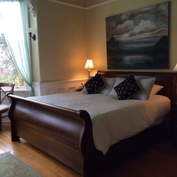 Fairholme Manor - A bed fit for a king! - Bed & Breakfast Near Me - Victoria, British Columbia Fairholme Manor - A bed fit for a king! - Bed & Breakfast Near Me - Victoria, British Columbia