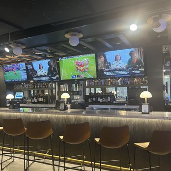 Ernie’s on the Creek - Mediterranean Near Me - Rochester, Michigan