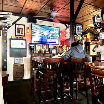 Kings Head British Pub - people sitting at the bar - Pubs Near Me - Sunrise, Florida